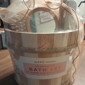 New! Never opened bath giftset